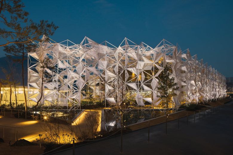나가야마 유코 건축가는 두바이 엑스포 일본관을 건축한 재료를 재활용해 까르띠에와 협력한 우먼스 퍼빌리온을 구성했다. 사진은 오사카 엑스포에서 만날 수 있는 까르띠에와 협력한 우먼스 퍼빌리온의 야경. Victor Picon ©Cartier
