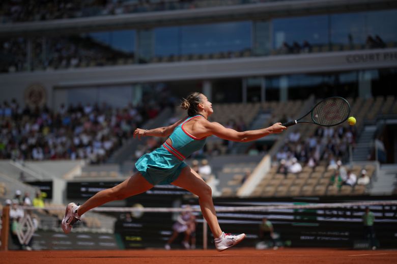 3일 열린 프랑스오픈 8강에서 중국 정친원과 경기 중인 사발렌카. 빅 매치임에도 오전에 경기가 열려 관중석이 많이 비어있다. /AP 연합뉴스