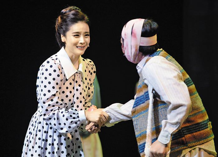 뮤지컬 속 ‘육영수 여사’(김효선)가 소록도 한센인들의 손을 잡으며 위로하는 장면. /뮤지컬컴퍼니A