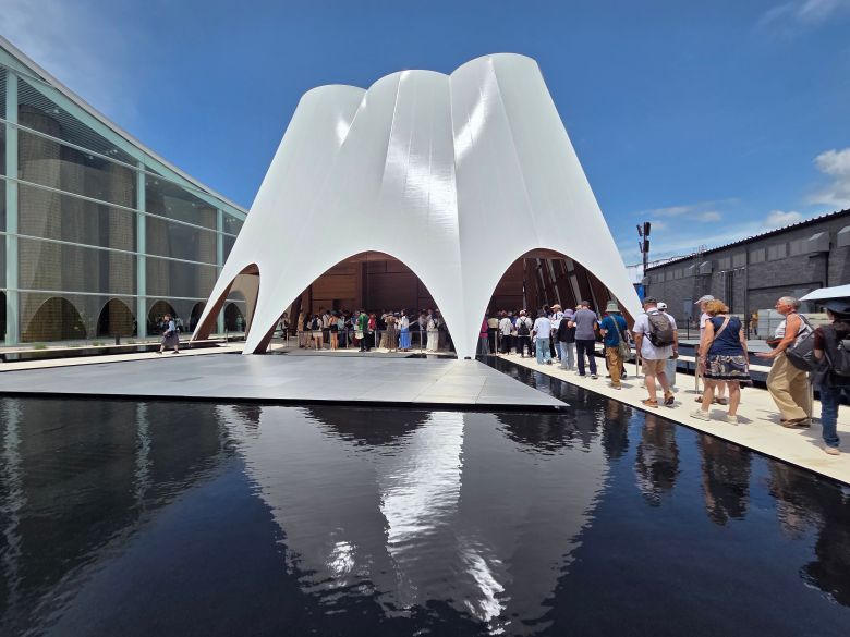 구마 겐고가 설계한 카타르 관. 물위에 떠 있는 듯한 모습에 내부는 일본 목공 기술이 접목된 목조 건물로 돼 있다/ 오사카=관최보윤 기자