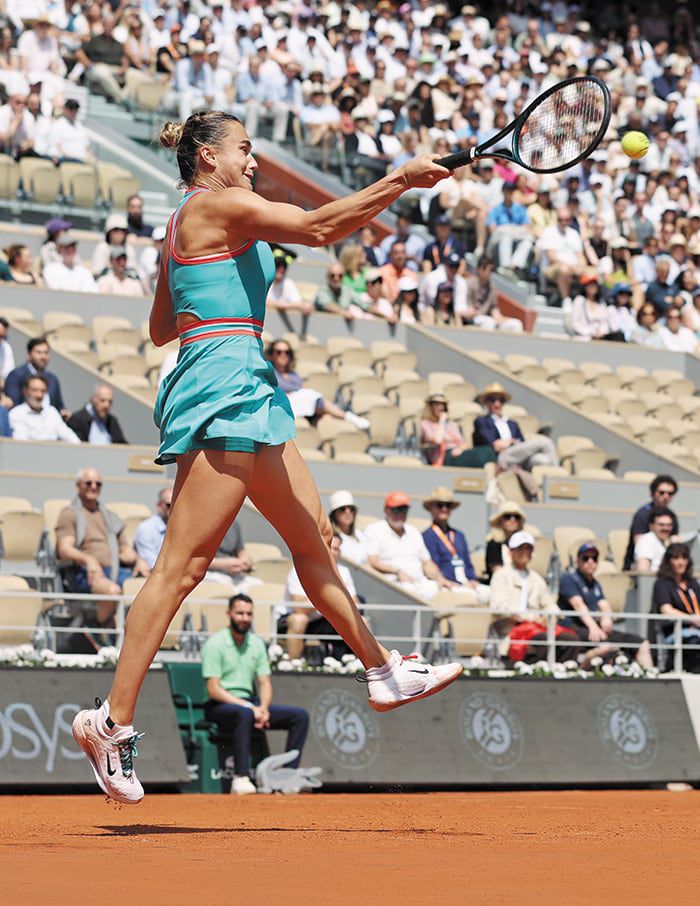 야간 경기는 남자들만? - 여자 단식 세계 1위 아리나 사발렌카(벨라루스)가 3일 프랑스 오픈 테니스 8강전에서 정친원(중국)을 상대로 포핸드 스트로크를 날리고 있다. 세계 1위와 7위 선수들 대결인데도 오전 이른 시간이다 보니 관중석 곳곳 빈자리가 보인다. /신화 연합뉴스