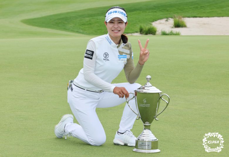 2022 셀트리온 퀸즈 마스터즈 트로피를 든 박민지./KLPGA