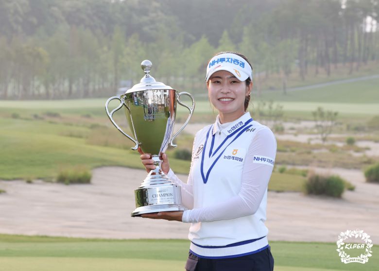 2023 셀트리온 퀸즈 마스터즈 트로피를 든 박민지./KLPGA