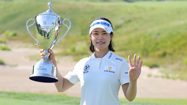 2024 셀트리온 퀸즈 마스터즈 트로피를 든 박민지./KLPGA