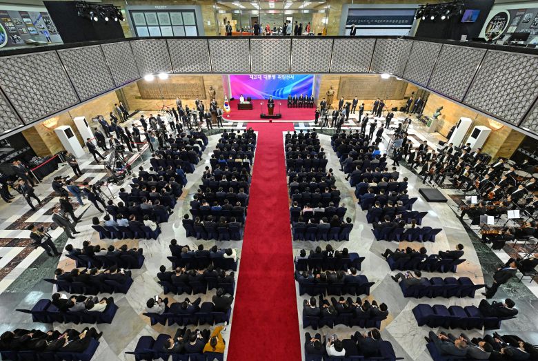 이재명 대통령이 지난 4일 서울 여의도 국회 로텐더홀에서 열린 제21대 대통령 취임선서식에서 대국민 연설을  하고 있다. /뉴시스