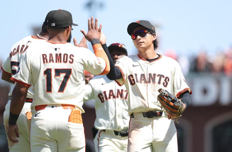 이정후 등 샌프란시스코 선수들이 경기 후 손을 부딪히며 승리를 자축하고 있다. /Kelley L Cox-Imagn Images 연합뉴스