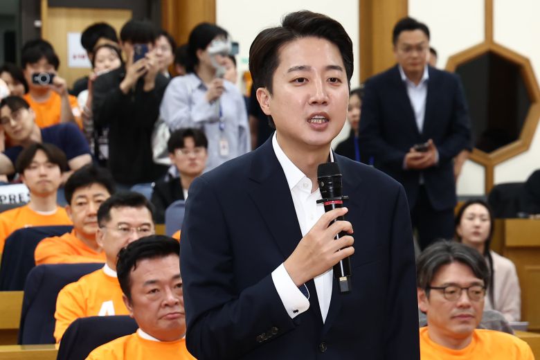 개혁신당 대통령 후보로 나섰던 이준석 의원이 지난 3일 서울 여의도 국회 의원회관에 마련된 제21대 대통령선거 개표상황실에서 입장을 밝히고 있다./뉴스1