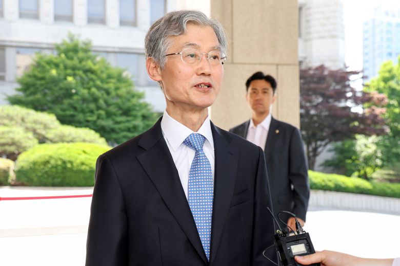 조희대 대법원장이 5일 오전 서울 서초구 대법원으로 출근하며 취재진의 질문에 답하고 있다./뉴스1