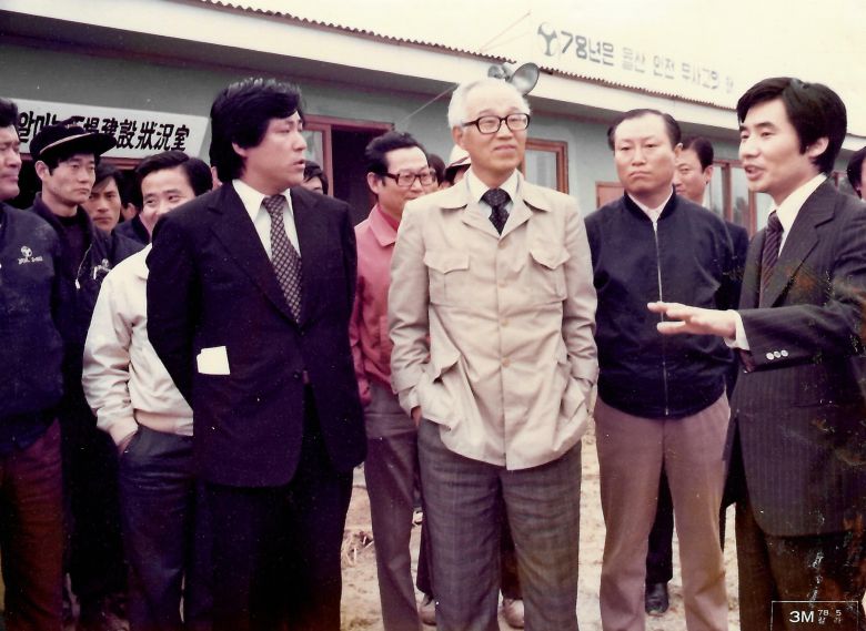 1978년 4월, 재무부 이재국장 재임 시절 남덕우 장관의 지방 산업 시찰에 동행한 이용만 전 장관(사진 앞줄 오른쪽 두 번째).