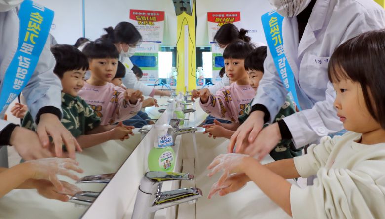 올해 1월 광주광역시 북구보건소에서 감염병 예방을 위해 어린이들에게 손씻기 교육을 하는 모습./김영근 기자