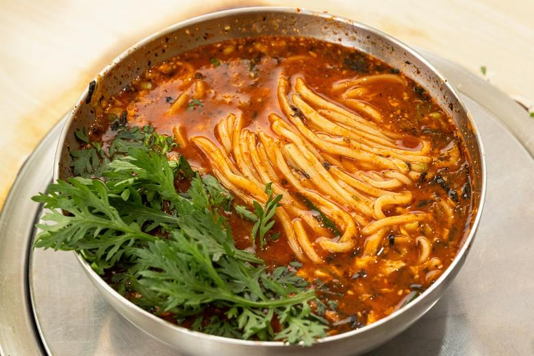 ‘괴정동공주칼국수’의 얼큰이칼국수. 매운 국물과 쫄깃한 면발, 쑥갓이 절묘하게 어울린다. /이건송 영상미디어 기자