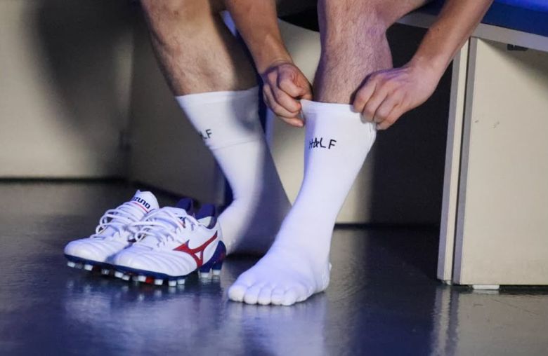 프로 축구팀 인천유나이티드에서 뛰는 김도혁 선수가 제작한 발가락 양말. /하프스타