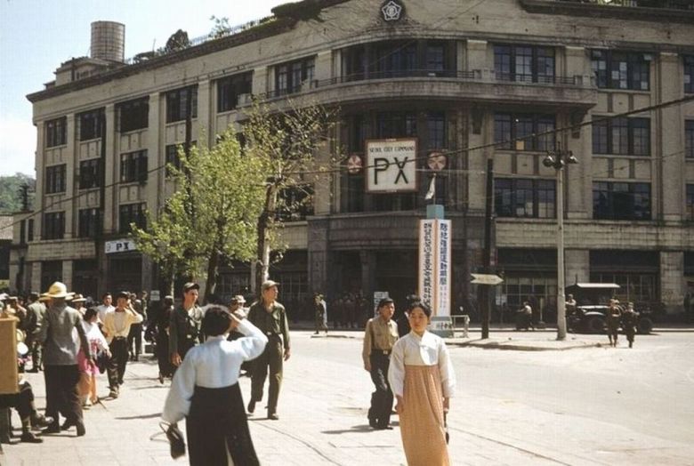 1953년 촬영된 미8군 PX. 동화백화점을 거쳐 신세계백화점 본점으로 이어진다. /신세계 그룹