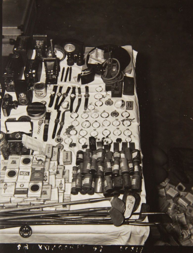1947년 5월 미군 암시장 단속 압수품. 양담배, 통조림뿐만 아니라 카메라, 영사기, 시계, 골프채 같은 고가의 사치품까지 보인다. /국사편찬위원회