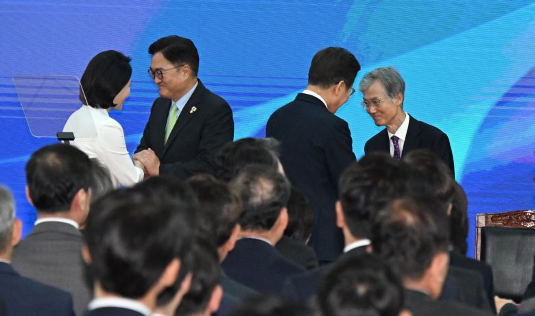 이재명 대통령 부부가 4일 국회 로텐더홀에서 열린 제21대 대통령 취임선서식에서 우원식 국회의장과 조희대 대법원장과 악수하고 있다. /남강호기자