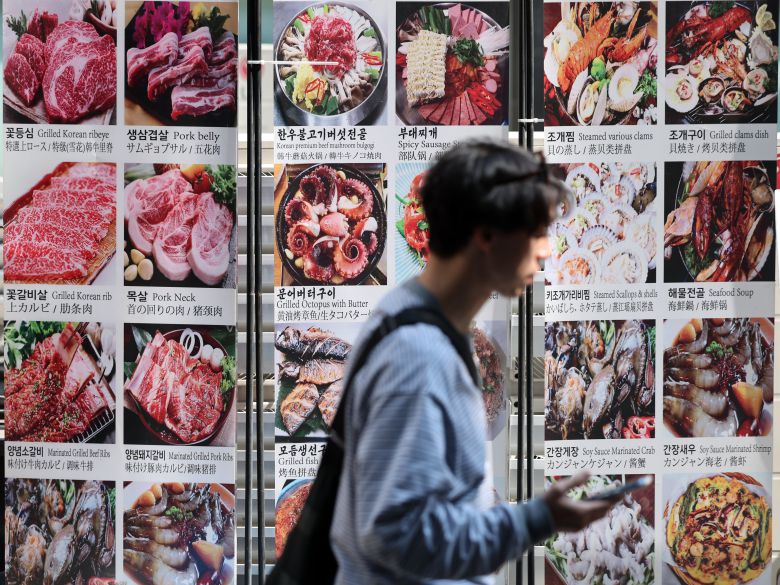 한국농촌경제연구원의 '2024 식품소비행태조사' 보고서에 따르면 지난해 한 달 평균 가족 외식비는 14만 3800원으로 나타났다. 3년 전인 2021년(11만 400원)과 비교하면 3만 3400원(30.3%) 상승했다. 사진은 서울 명동의 음식점 거리 풍경. /뉴스1