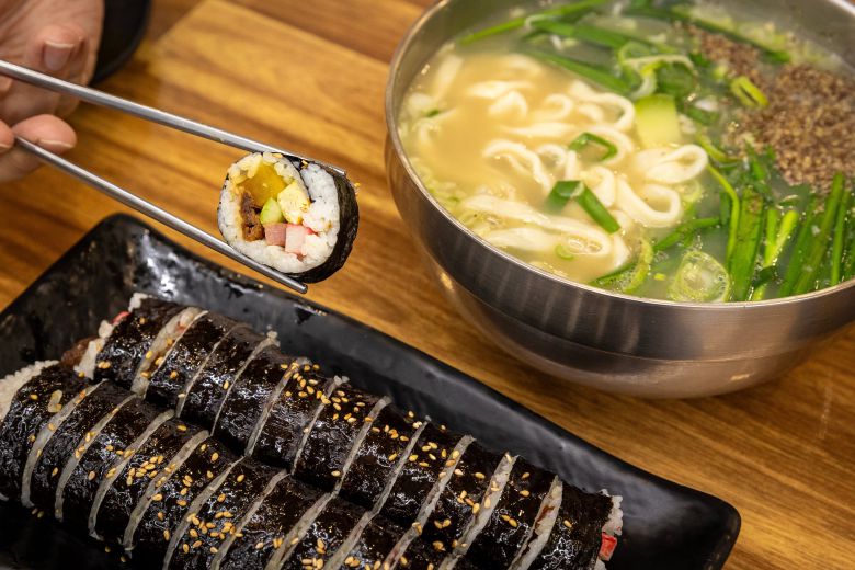 '스마일칼국수'의 손칼국수와 김밥. /이건송 영상미디어 기자