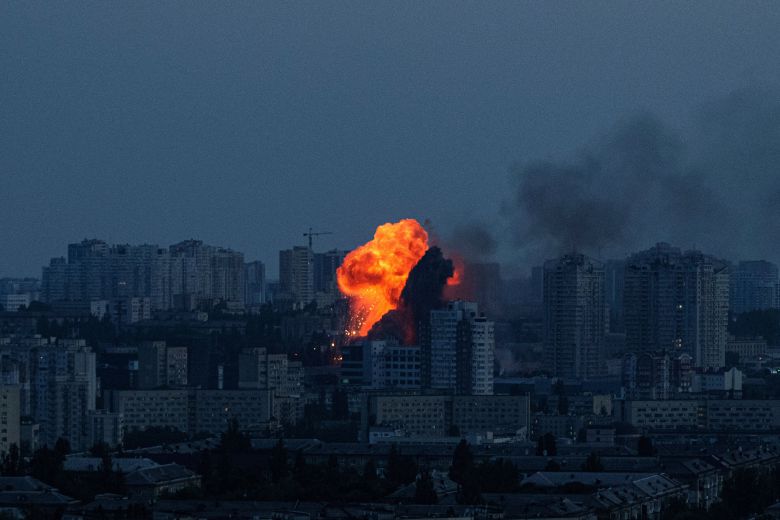 6일 우크라이나 키이우 도심에서 폭발이 일어난 모습. 키이우포스트 등에 따르면 이날 키이우 시내에서는 수차례 폭음(爆音)이 들렸다.  /AP 연합뉴스