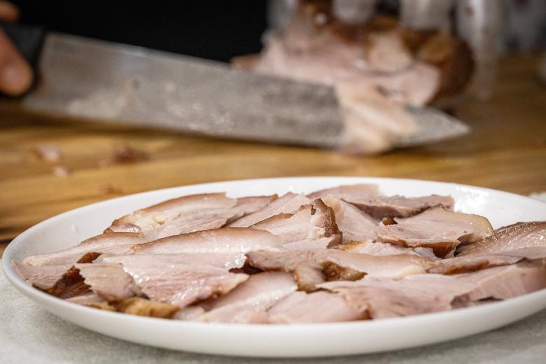 ‘대선칼국수’에서 칼국수 못지않게 인기인 돼지 수육. /이건송 영상미디어 기자