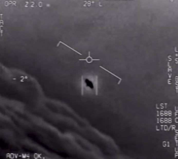 지난 2020년 4월 26일 미국 해군 전투기가 포착한 미확인 비행현상(Unidentified Aerial Phenomena·UAP) 영상 캡처. /미 국방부