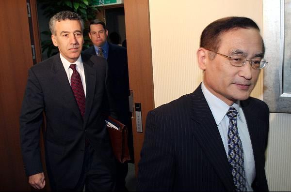 위성락 한반도평화교섭본부장이 2009년 8월 24일 방한중인 필립 골드버그 미국 국무부 대북제재 조정관(나중에 주한미국대사)을 만나 회의실로 들어서고 있다./조선일보