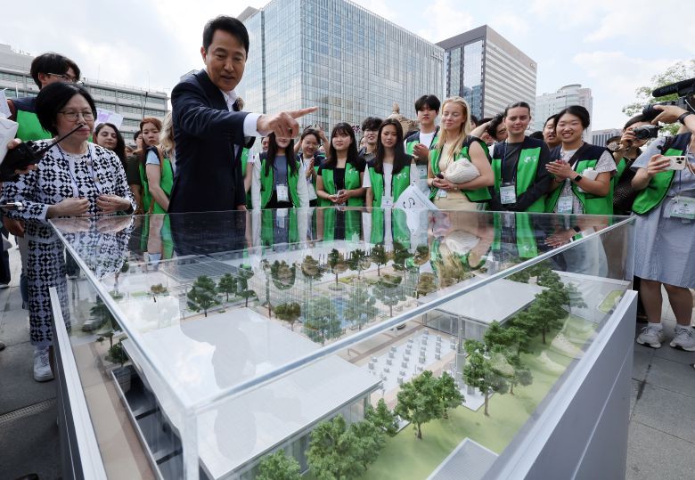 오세훈 서울시장이 8일 서울 종로구 광화문광장에서 유엔참전국 후손 교류캠프 참가자들을 초청해 감사의 정원 의미를 설명하고 있다./뉴스1