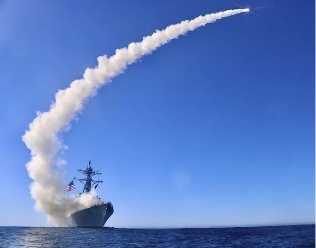 미 해군 이지스구축함 채피호가 대함 토마호크 미사일을 시험 발사하고 있다. /미 해군
