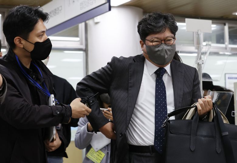 허위사실 유포에 따른 공직선거법 위반 혐의로 기소된 이재명 더불어민주당 대표에 대한 첫 공판준비기일인 18일 오전 서울 서초구 서울중앙지방법원에서 이 대표측 변호인 이승엽 변호사가 법정을 나서며 취재진의 질문을 받고 있다./뉴스1