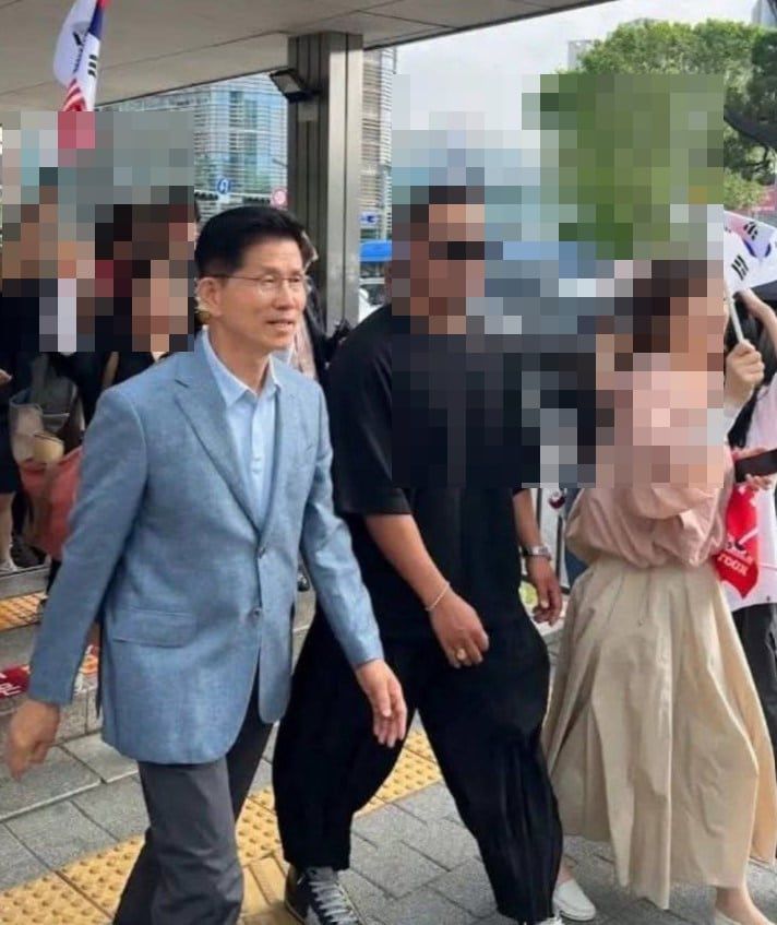 7일 소셜미디어에는 김문수 전 국민의힘 대선 후보가 지하철 입구를 나와 버스를 타러 가기 위해 서초역 집회 현장을 지나치는 모습의 사진이 올라왔다. / 엑스