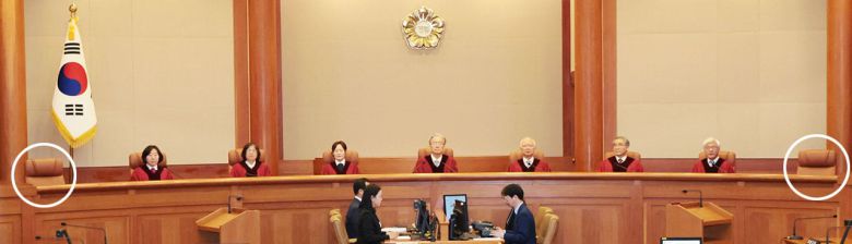 대통령 몫으로 비어있는 헌법재판관 두 자리 - 이재명 대통령이 본인 형사사건 변호인을 대통령 몫 헌법재판관 후보군 중 1명으로 검토하는 것으로 8일 알려졌다. 사진은 지난달 29일 서울 종로구 헌법재판소 대심판정. 양쪽 끝 재판관 2명 자리가 비어 있다. /연합뉴스