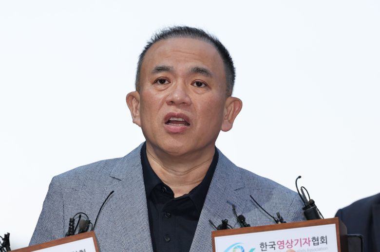 윤석열 전 대통령 부부 공천 개입 의혹의 핵심 인물인 명태균 씨가 4월 29일 오전 검찰 조사를 받기 위해 서울 서초구 서울고검 청사로 출석하며 취재진 질문에 답하고 있다./뉴스1