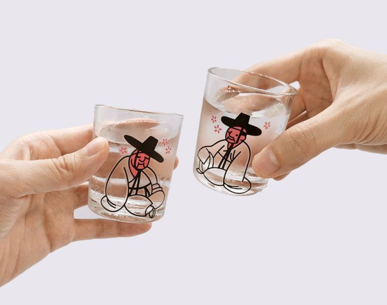 취객 선비 변색잔. 2023년 정기 공모에서 당선돼 지난해 출시된 상품이다. /국립박물관문화재단