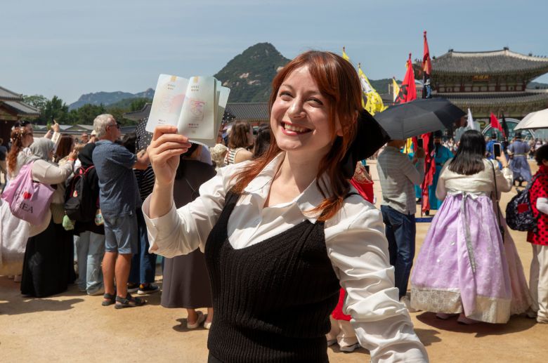 '국가유산 방문자 여권' 캠페인의 첫 외국인 완주자 쿠베트 아이셰. /김지호 기자