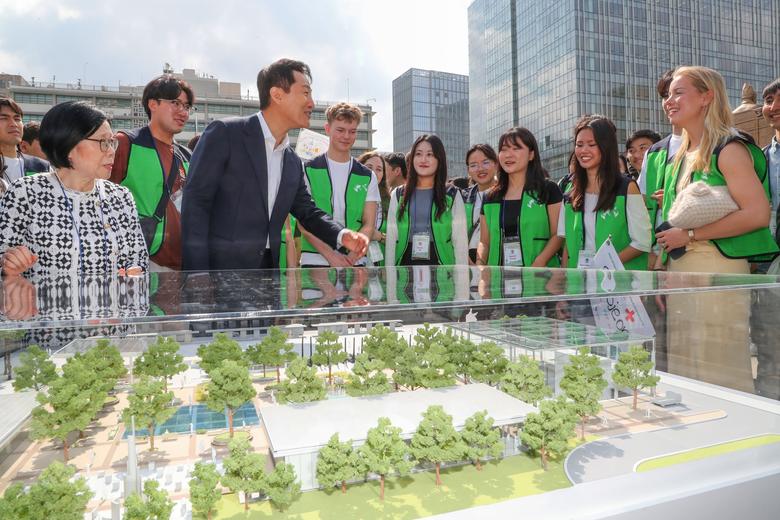 오세훈 서울시장이 지난 8일 오전 서울 광화문광장에서 '유엔 참전국 후손 교류캠프'에 참가한 6·25전쟁 참전국 후손들에게 '감사의 정원'을 소개하고 있다. /박성원 기자