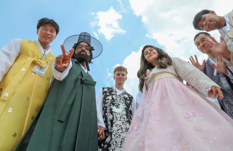 지난 8일 오전 서울 경복궁에서 '유엔 참전국 후손 교류캠프'에 참가한 6·25전쟁 참전국 후손 등이 푸른 하늘을 배경으로 사진을 찍고 있다. /박성원 기자