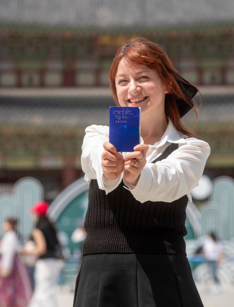 서울 경복궁에서 만난 터키 여성 쿠베트 아이셰가 76개 도장이 찍힌 방문자 여권을 들어보였다. '국가유산 방문자 여권' 캠페인을 첫 완주한 외국인이다.  /김지호 기자