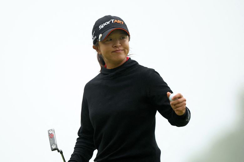 김세영이 LPGA 투어 숍라이트 클래식 3라운드가 열린 9일 미국 뉴저지주 시뷰 베이코스 13번홀 그린에서 갤러리에게 인사하고 있다./AFP 연합뉴스