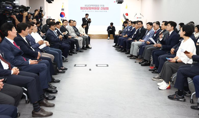 김용태 국민의힘 비상대책위원장(오른쪽 세번째)이 10일 서울 여의도 중앙당사에서 열린 원외당협위원장 간담회에서 모두 발언을 하고 있다./뉴스1