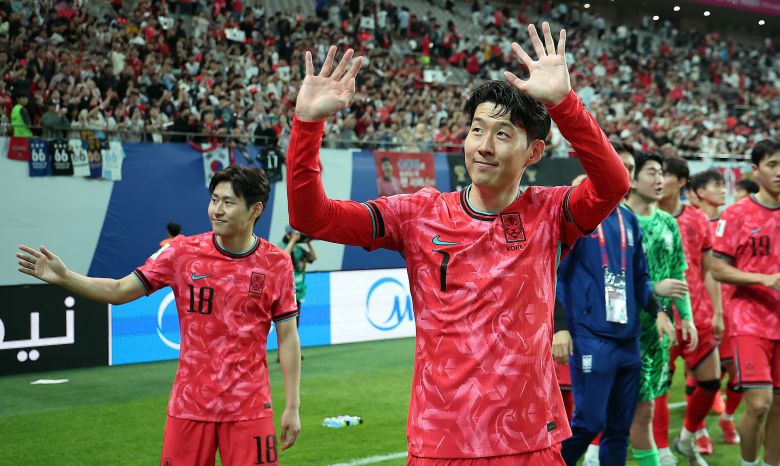 축구 국가대표팀 손흥민과 이강인을 비롯한 선수들이 10일 11회 연속 월드컵 본선 진출 축하 행사에서 팬들에게 인사하고 있다. /뉴스1 News1 김진환 기자