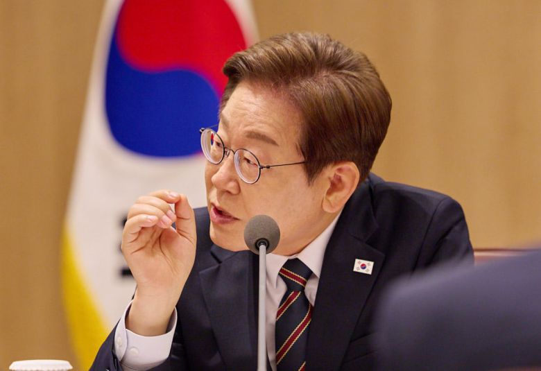 이재명 대통령이 지난 9일 서울 용산구 대통령실 청사에서 열린 비상경제점검 TF 2차 회의를 주재하고 있다./대통령실
