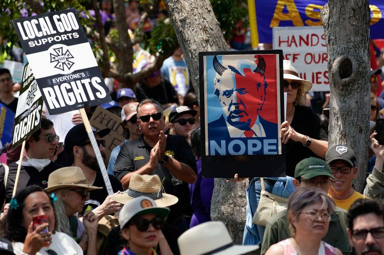 9일 미국 캘리포니아주 로스앤젤레스(LA)에서 트럼프 정부의 불법 이민자 단속·추방 정책에 반대하는 시위가 열리고 있다. /로이터 연합뉴스