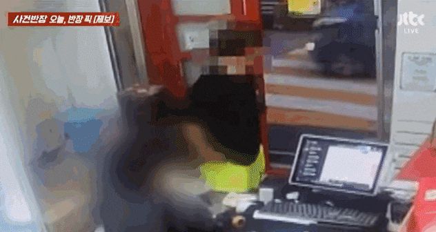 남성 고객이 매장에 찾아와 A씨의 어머니에게 떡볶이를 던지는 장면. /JTBC '사건반장'