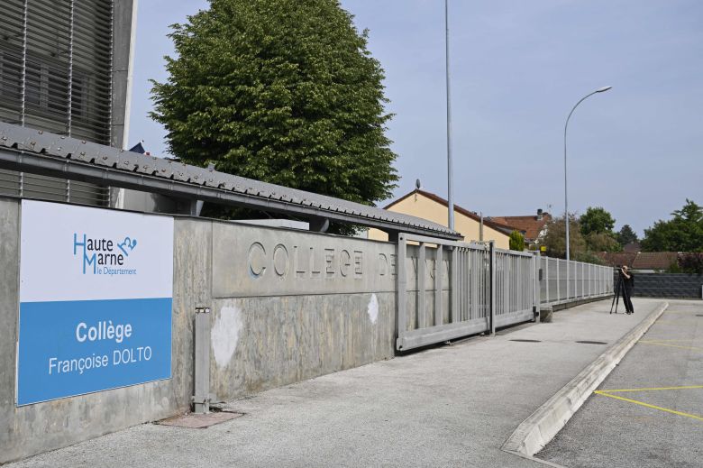 학생이 교육 보조원을 흉기로 찔러 살해한 사건이 벌어진 프랑수아즈 돌토 중학교. /AFP 연합뉴스