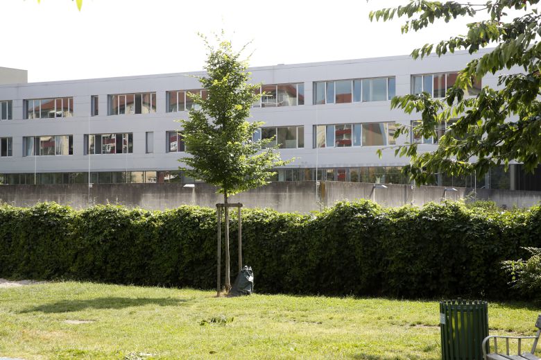 총기 난사 사건이 벌어진 오스트리아 그라츠의 드라이어쉬첸가세 고등학교의 모습. /EPA 연합뉴스