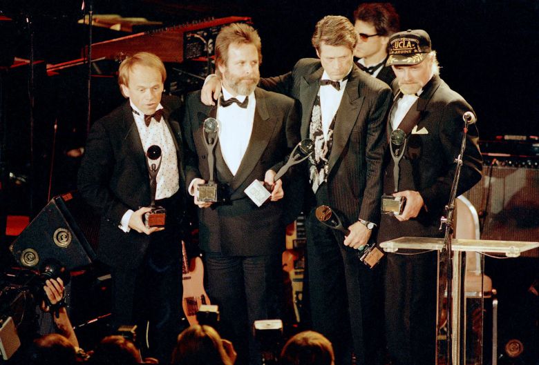 1988년 1월 21일 뉴욕 로큰롤 명예의 전당에 헌액된 비치보이스 멤버들이 트로피를 들고 있는 모습. 왼쪽부터 알 자딘, 칼 윌슨, 브라이언 윌슨, 마이크 러브./AP연합뉴스