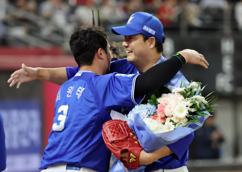 12일 광주기아챔피언스필드에서 열린 프로야구 삼성 라이온즈와 KIA 타이거즈의 경기. 삼성 김태훈이 7회말 투구를 마치고 최원태로부터 6시즌 연속 10홀드 달성을 축하하는 꽃다발을 받고 있다. /연합뉴스