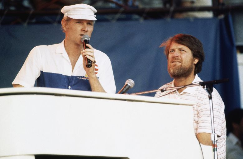 1983년 7월 8일 뉴욕 피어84에서 열린 콘서트에서 공연 중인 마이크 러브(왼쪽)와 브라이언 윌슨./AP연합뉴스