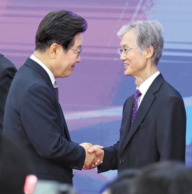 지난 4일  대통령 취임 선서식에서 이재명 대통령이 조희대 대법원장과 악수하고 있다.이 대통령 사법 리스크를 영구 제거하려는 여권 내 움직임이 가시화되면서 이 대통령의 선거법 위반 사건을 유죄 취지로 파기환송한 조희대 대법원의 지난 5월 선고가 마지막 판결이 될지 모른다는 우려가 제기되고 있다. /남강호 기자