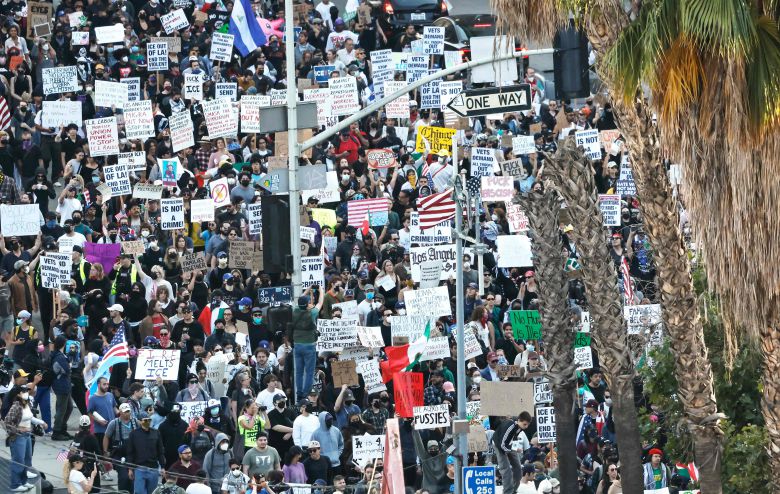 도널드 트럼프 정부의 불법 이민 단속에 항의하는 이들이 11일 시위를 하고 있다. /AFP 연합뉴스