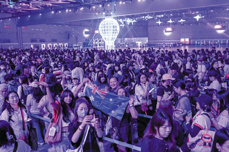 13일 경기 고양시 일산서구 킨텍스에서 열린 방탄소년단 데뷔 12주년 기념 축제 '2025 BTS 페스타'(2025 BTS FESTA)에서 모인 아미들./ 고운호 기자